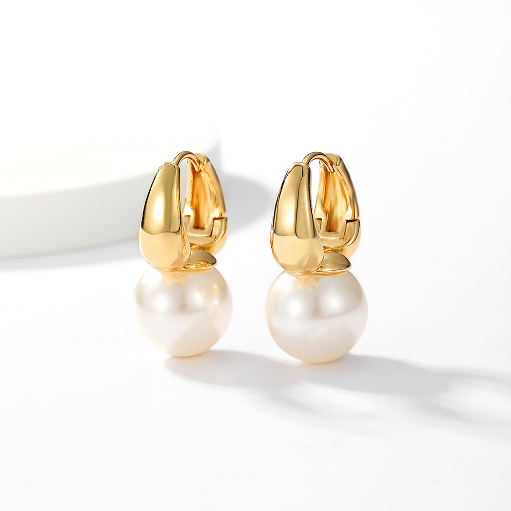 A pair of metallic glass bead copper material simple pearl earrings gift