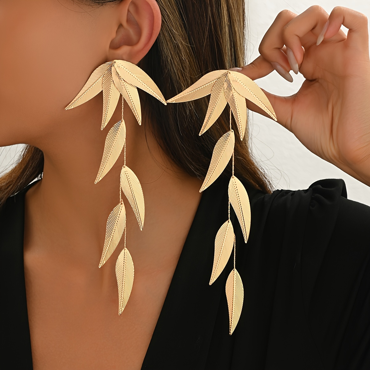 A pair of fashionable new spring and summer leaf, elegant and unique tassel earrings, versatile for daily use, long tassel earrings for parties and gatherings