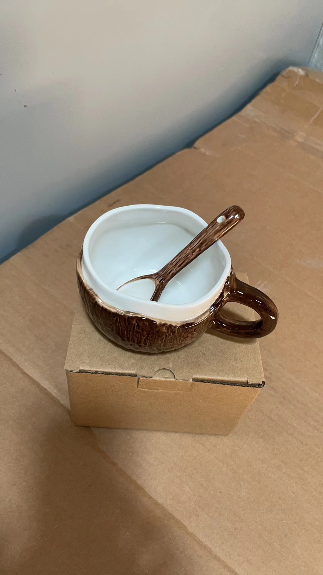 High-Aesthetic Ceramic Coffee Mug for Office - Creative Two-Tone Milk Mug with a Unique and Elegant Coconut Shell Design