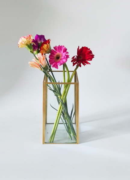 A 3.4L trapezoidal desktop glass vase with gold - inlaid edges, no welding points, and waterproof, suitable for Valentine's Day, Mother's Day, and Christmas