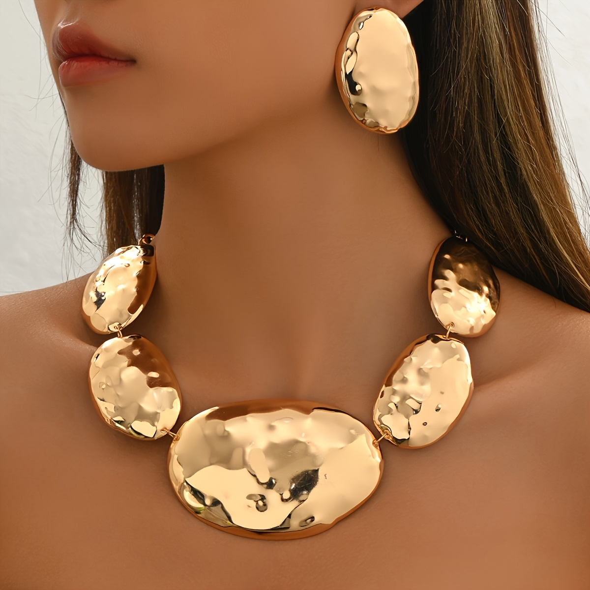 3 fashionable, elegant, exaggerated metal style, geometric oval shape, trendy European and American necklace earrings set, versatile for daily gatherings and parties, Mother's Day graduation season, Teacher's Day gifts