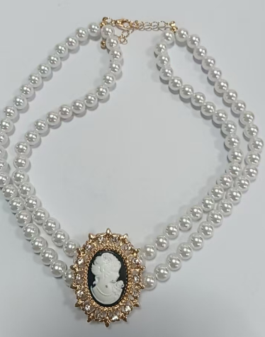 "Lxalry Acrylic Pearl Queen Character  Image Pendant Double Necklace  Mother's Day Wedding Anniversary  Teacher's Day Gift"