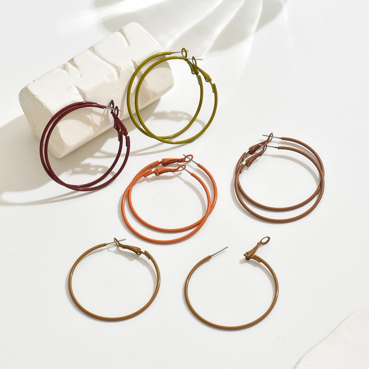 Lxalry 5 pairs of fashionable circular earrings for women, retro autumn and winter style, Maillard color, simple geometric circular earrings set, suitable for daily use and as a gift for best friends
